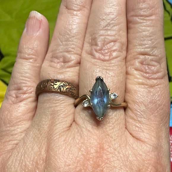 Elegant Gold Marquise-Cut Ring - Picture 3 of 5